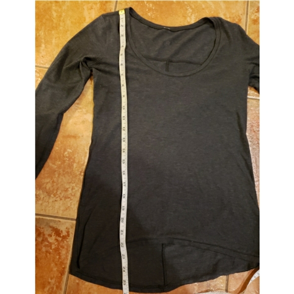 Lululemon long sleeve size 4 or 6 - Picture 5 of 5